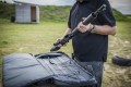 pokrowiec Helikon Double Upper Rifle Bag Olive Green na stole strzeleckim