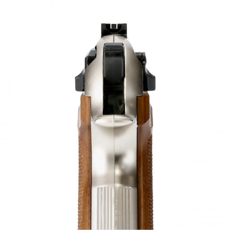 zbliżenie na niklowany zamek pistoletu wiatrówki Beretta M92 FS