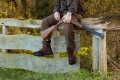 buty Game Tracker 10 używane podczas polowania w jesiennym lesie