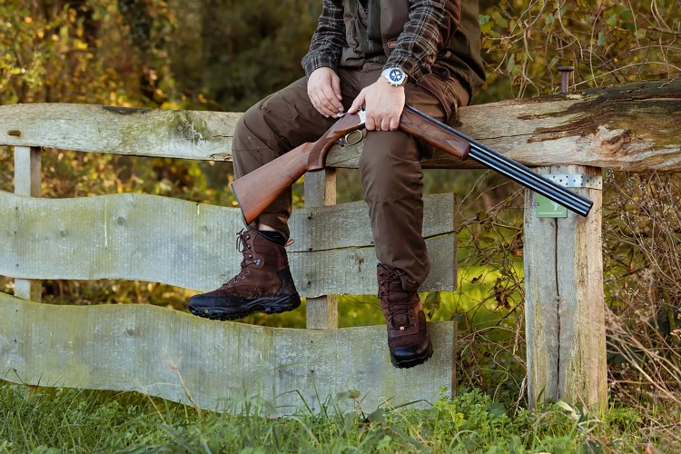 buty Game Tracker 10 używane podczas polowania w jesiennym lesie