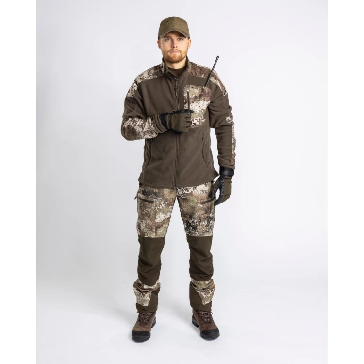 sylwetka myśliwego w spodniach Pinewood Caribou Hunt Camou i kurtce w barwach ziemi
