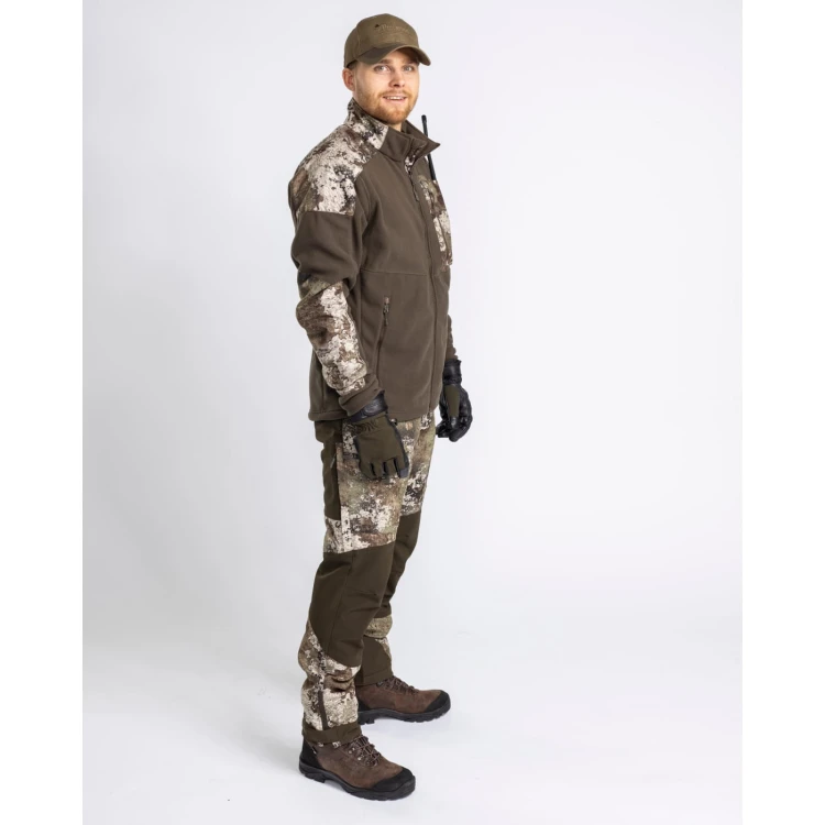 sylwetka myśliwego w spodniach Pinewood Caribou Hunt Camou i kurtce w barwach ziemi