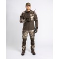 sylwetka myśliwego w spodniach Pinewood Caribou Hunt Camou i kurtce w barwach ziemi