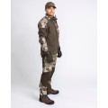 sylwetka myśliwego w spodniach Pinewood Caribou Hunt Camou i kurtce w barwach ziemi