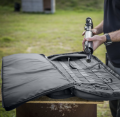 pokrowiec Double Upper Rifle Bag na strzelnicy obok karabinków AR