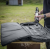 pokrowiec Double Upper Rifle Bag na strzelnicy obok karabinków AR