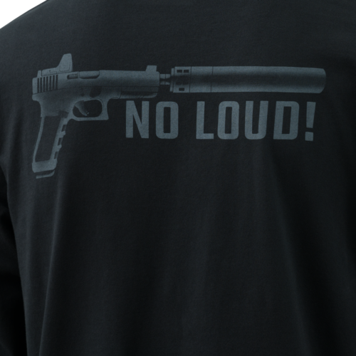 nadruk NO LOUD na tle czarnej bawełny w zbliżeniu