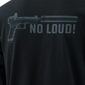 nadruk NO LOUD na tle czarnej bawełny w zbliżeniu