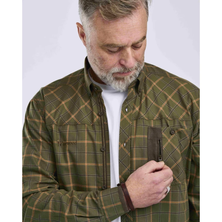 zbliżenie na kołnierzyk button down koszuli Pinewood Wolf Green Terracota
