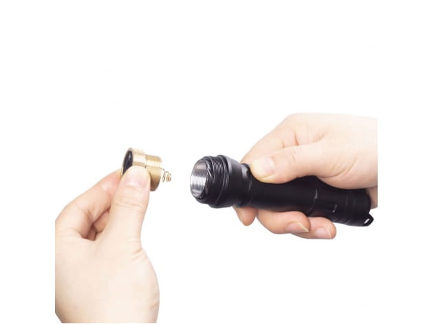 Iluminator IR X-HOG 01 – ujęcie w dłoni