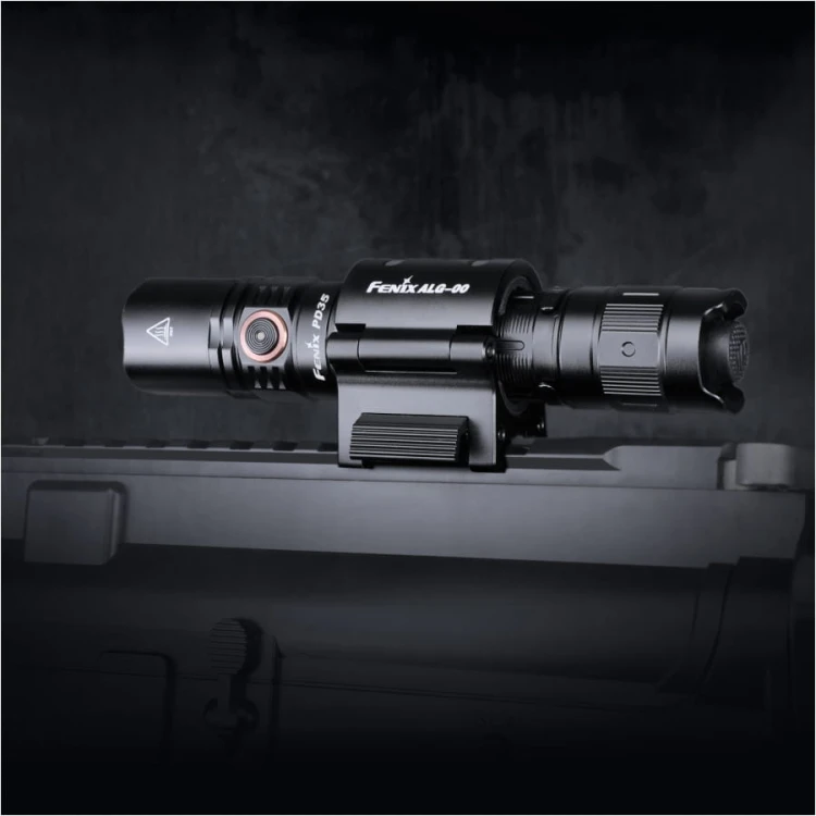 detal tylnego włącznika taktycznego latarki Fenix PD35 V3.0