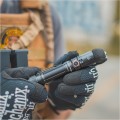 latarka taktyczna Fenix PD35 V3.0 trzymana w rękawiczce taktycznej