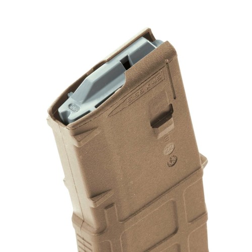 magazynek polimerowy Magpul 30 FDE do karabinka AR-15 leżący na białym tle