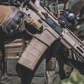 magazynek Magpul 30 5,56mm FDE wpięty w karabinek AR-15