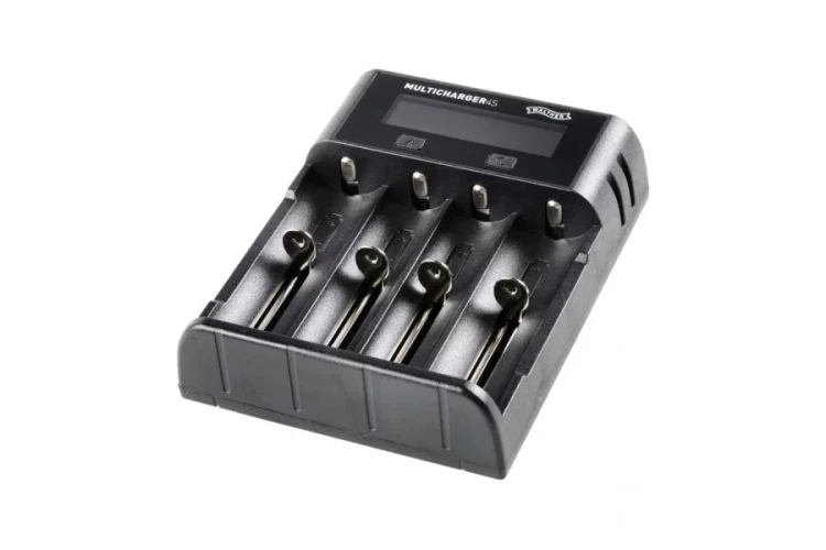 ładowarka Walther 4S z czterema akumulatorami w slotach