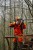 myśliwy w kurtce Deerhunter Eagle 5785 pomarańczowej w lesie