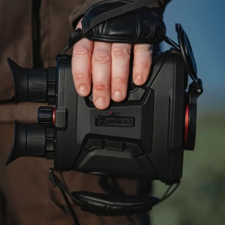Lornetka termo. HIKMICRO Raptor RQ50L LRF 850nm w użyciu
