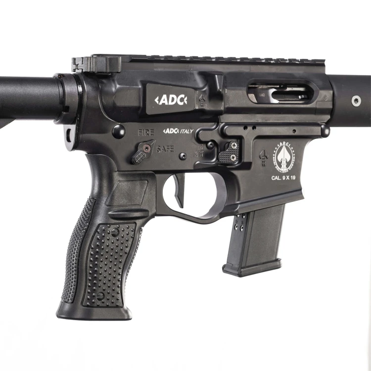 Obustronny bezpiecznik i powiększony zrzut magazynka w wyczynowym AR9 Competition