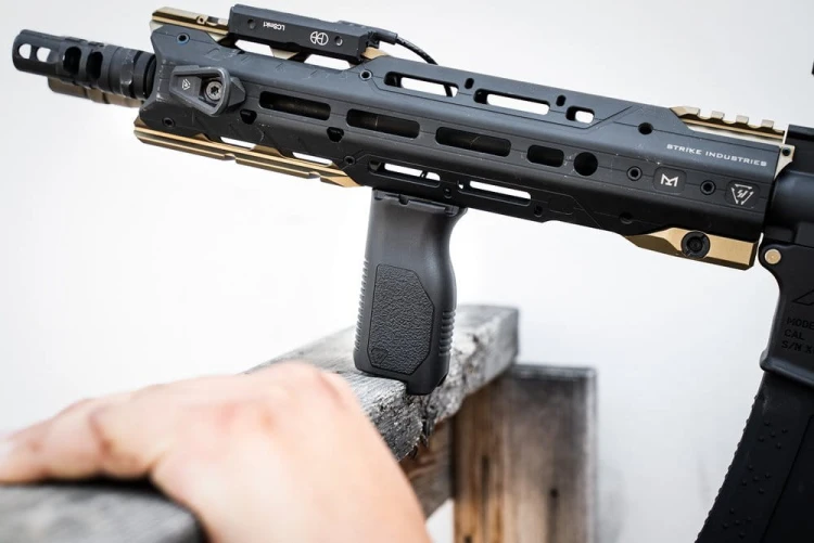 Chwyt przedni Strike Industries M-Lok FDE