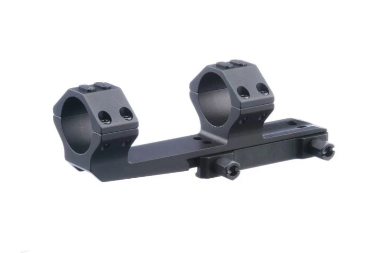 Montaż Recknagel Era-Tac 30mm Cantilever – widok boczny z wysięgnikiem.