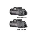 Kompaktowa latarka TLR-7 sub z widocznymi oburęcznymi tylnymi przełącznikami łopatkowymi (High/Low).