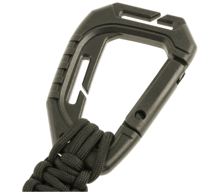 Brelok Mil-Tec Paracord przymocowany do plecaka taktycznego w systemie MOLLE.
