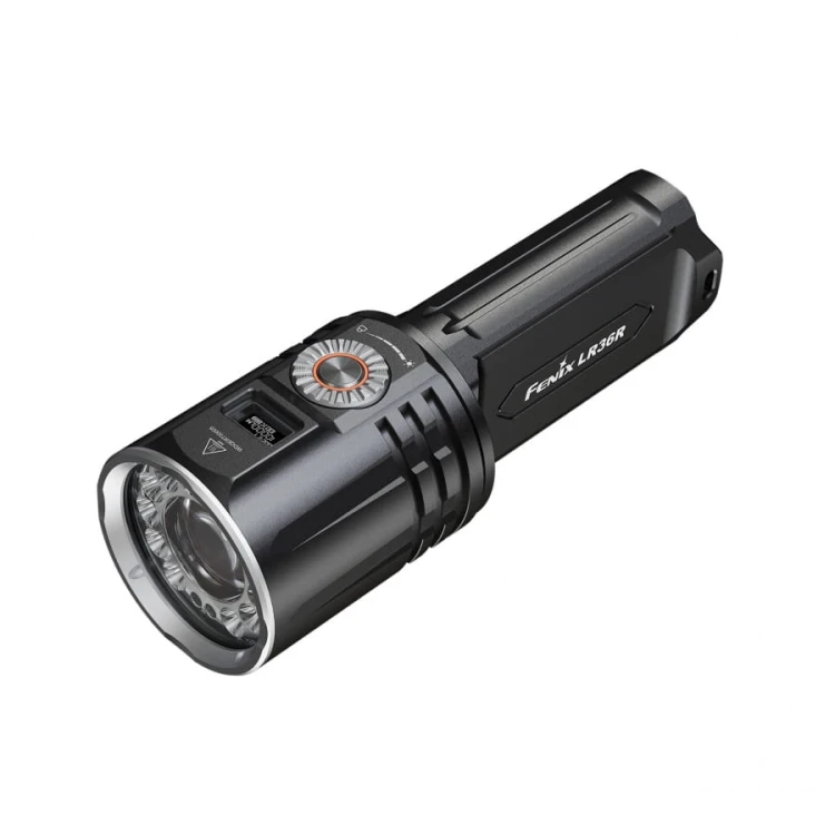 Porównanie światła szerokokątnego i skupionego (laserowego) latarki Fenix LR36R.