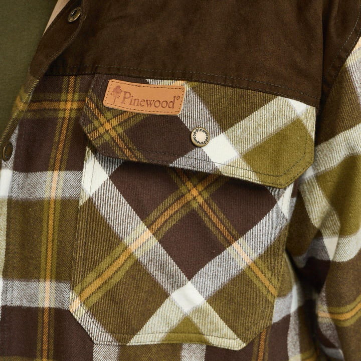 Eleganckie detale z syntetycznej skóry zamszowej na koszuli Pinewood.