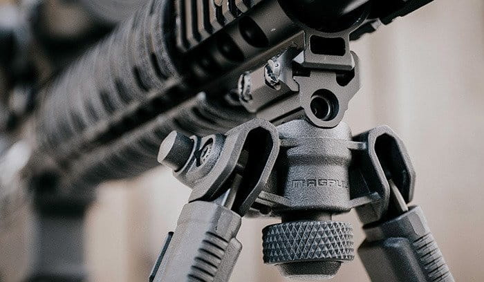 Magpul Bipod BLK – zbliżenie na montaż Weaver